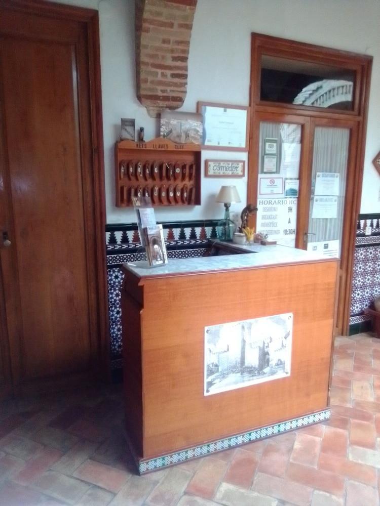Hostal Comercio Кармона Экстерьер фото